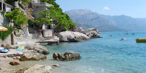 Popular Airbnb listing: Studio Apartment above the beach in Marunčići