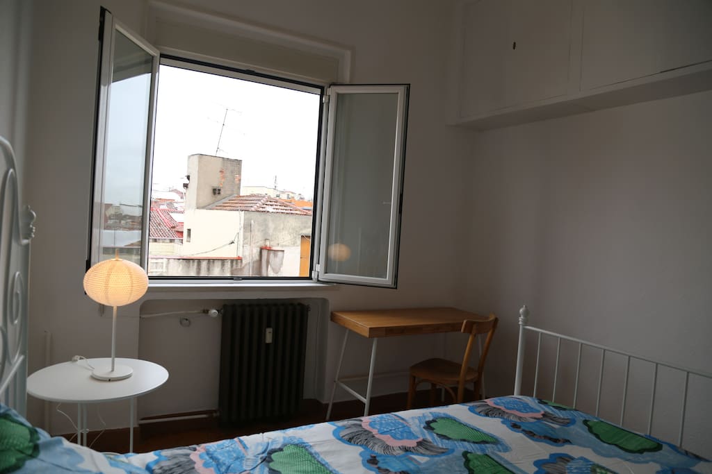 LAS VISTAS DESDE LA CAMA Y LA LUZ QUE ENTRA, TAMBIÉN LA TRANQUILIDAD Y EL SILENCIO.