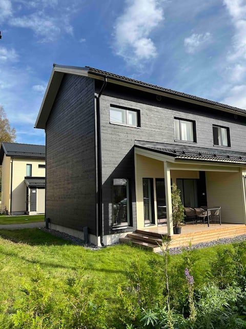 Modern semi-detached house near the airport, free parking