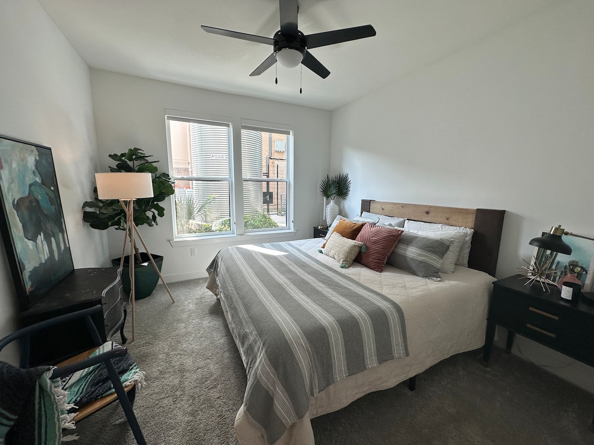 מיטת קינג סייז עם כמה כריות נוחות! יש לי את התריסים משוך כל הדרך למעלה בתמונה הזו. 