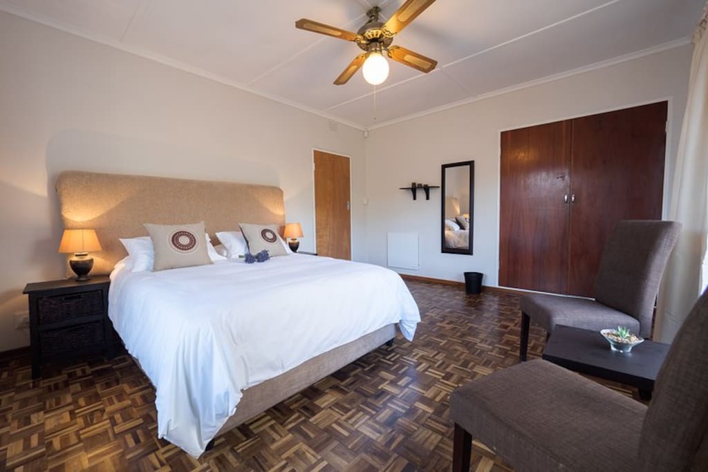 2nd Bedroom - Queen