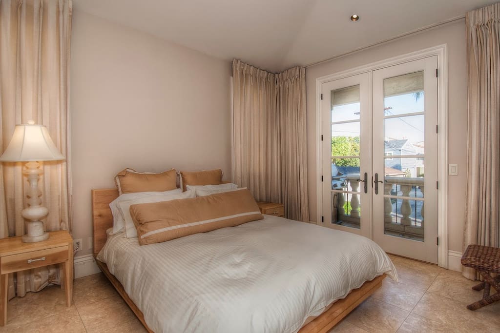 The Bedroom Suite With Its Large Windows Allow Lots Of Natural Lights To Stream In