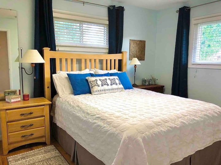 Bilik utama dengan katil queen yang selesa dan pemandangan gunung.