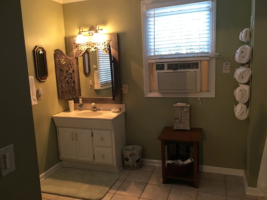 Downstairs bathroom with tub/shower.