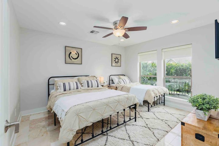 这间客房位于一楼，设有一张标准双人床和一张单人床。非常适合大型团体或家庭入住。每张床均配备记忆泡沫床垫，让您感到舒适