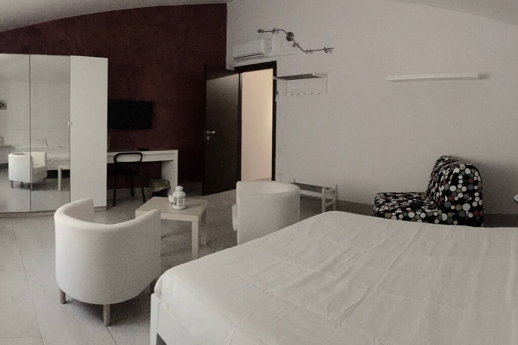 La nostra Camera 1 ... la più grande, molto spaziosa, Tv e divanetti con possibilità di ospitare una terza persona nel divano letto ( bambino o adulto ) disponiamo di sponda per bambini piccoli