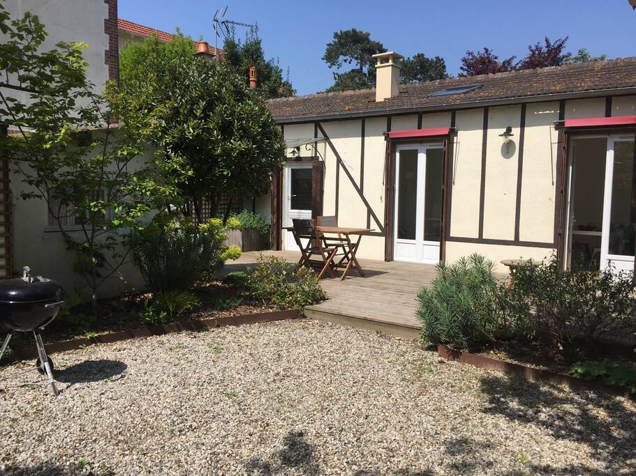 Ma maison et son jardin clos de mur. Exposée Sud -Ouest, le soleil s’invite et se déplace sur la terrasse du matin au soir