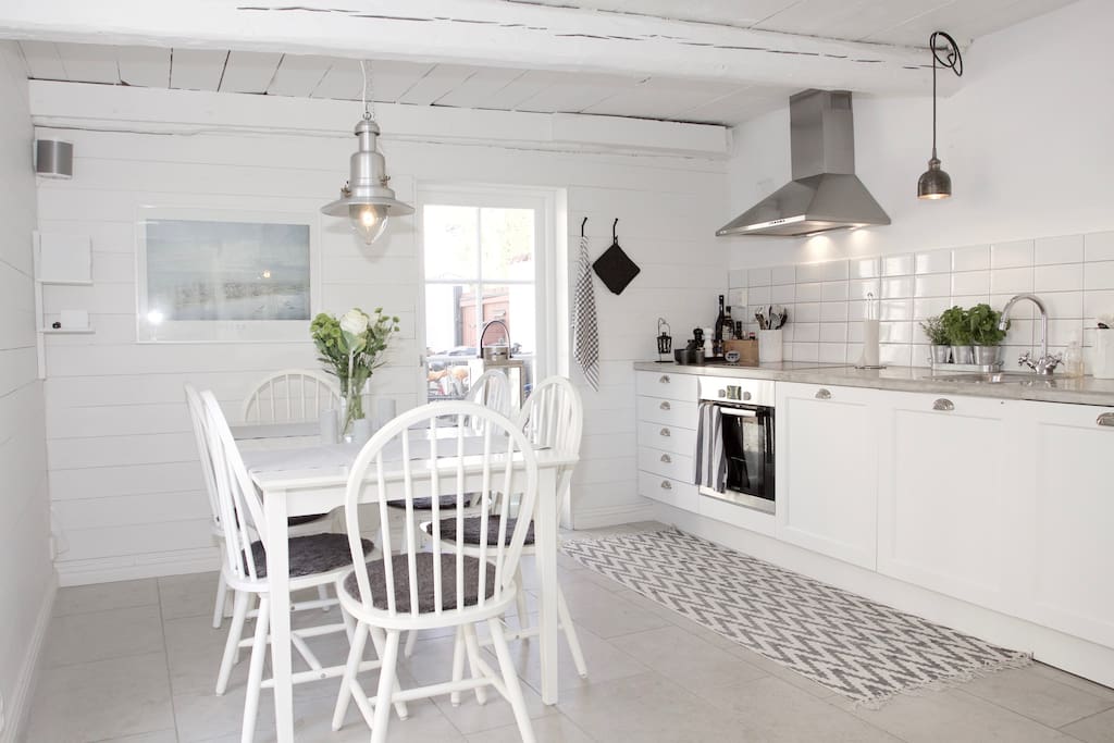 Kitchen with dinning table for 6 persons
