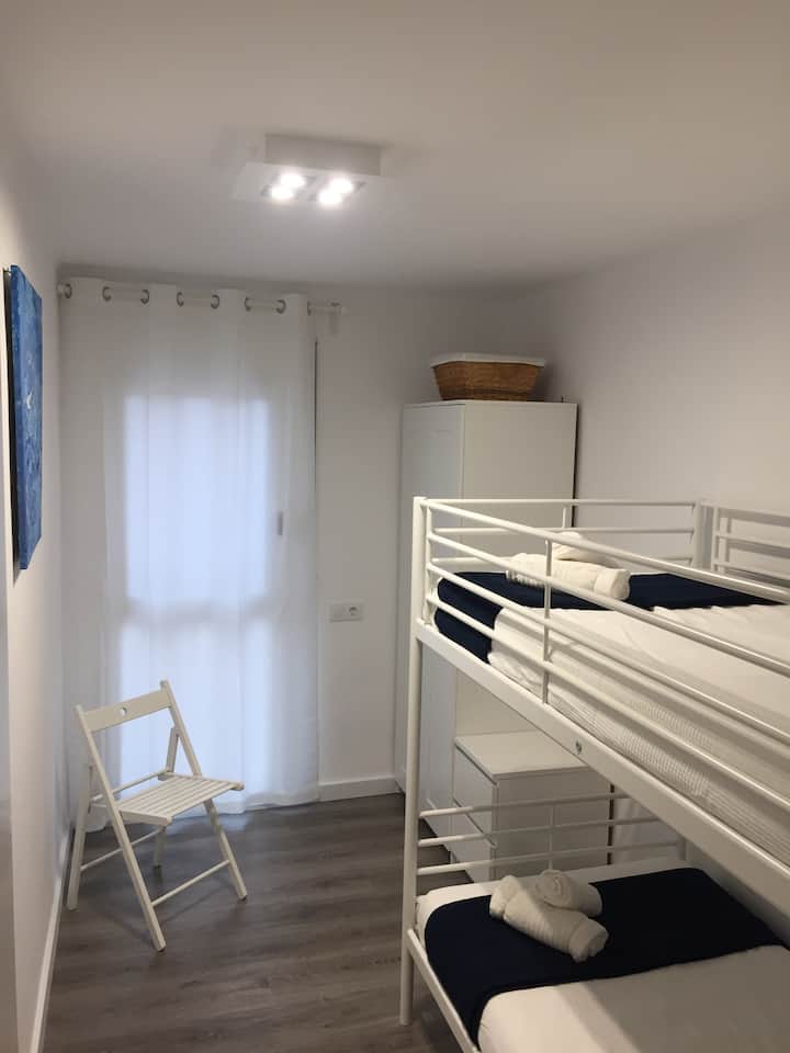 חדר קומותיים עם נוף לים.