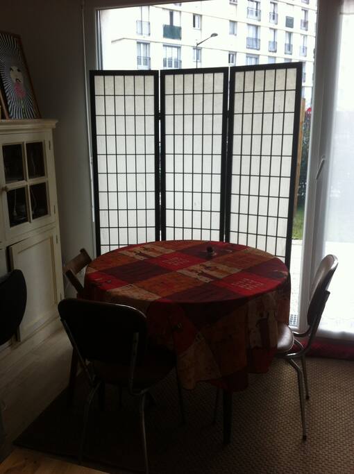 Table à manger (possibilité de rajouter des chaises, et rallonge intégrée)