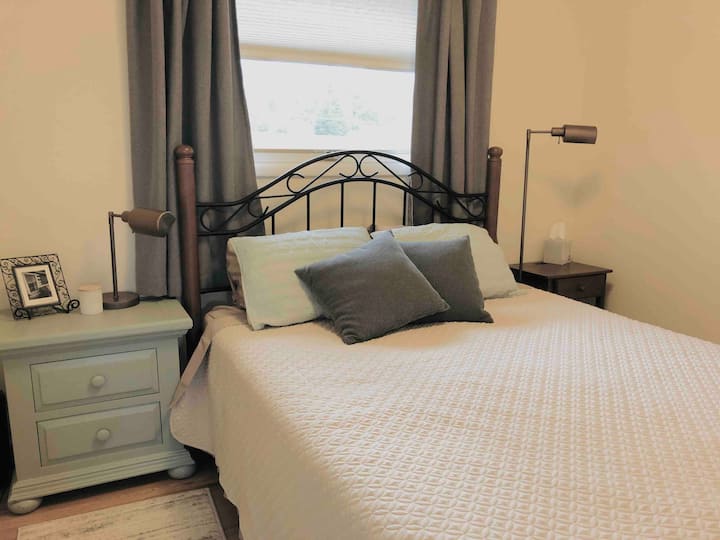 Bilik tidur 2 dengan katil queen dan pemandangan gunung. 