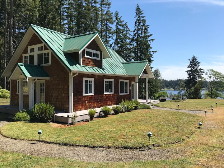 Lakehome Island Getaway Houses for Rent in Clinton, Washington