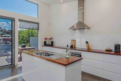 Walk to Salamanca, Queen’s Cottage, 3bdm, LUX