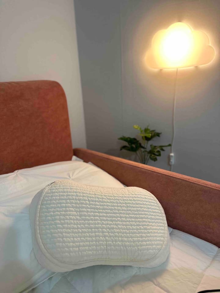 Ghorofa ya pili pia ina kitanda cha malkia + cha mtu mmoja.