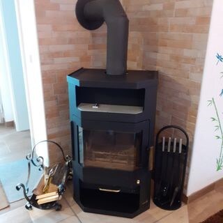 Soba me dru premton një atmosferë komode dhe ngrohtësi komode.