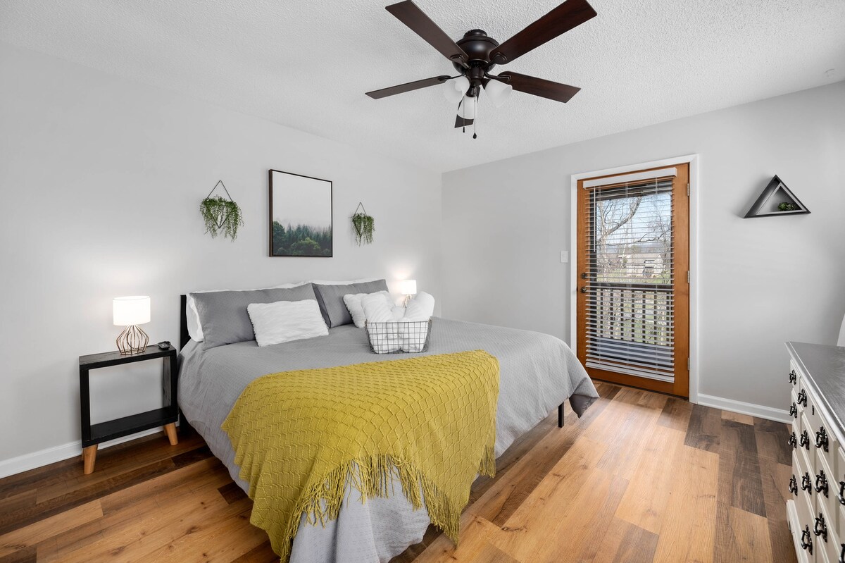 Hlavná spálňa na poschodí s novou manželskou posteľou King, mäkkou posteľnou bielizňou, 55-palcovou televíziou a prístupom na zadnú terasu. 

Táto izba má tiež pripojenú šatňu a priestrannú kúpeľňu s vírivkou a sprchovacím kútom!