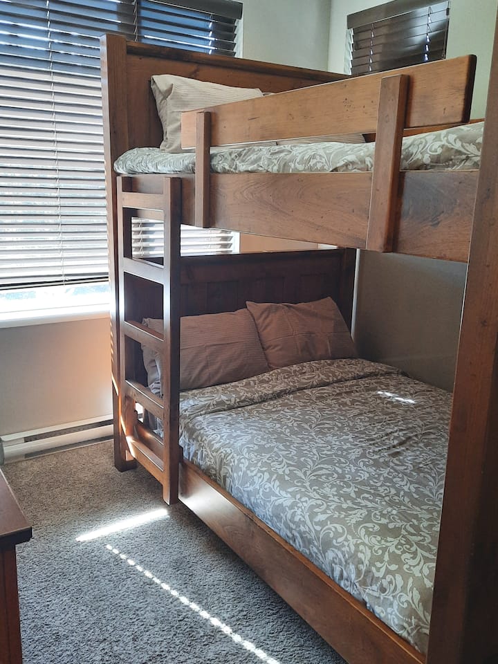 غرفة النوم الثانية بسريرين مزدوجين.