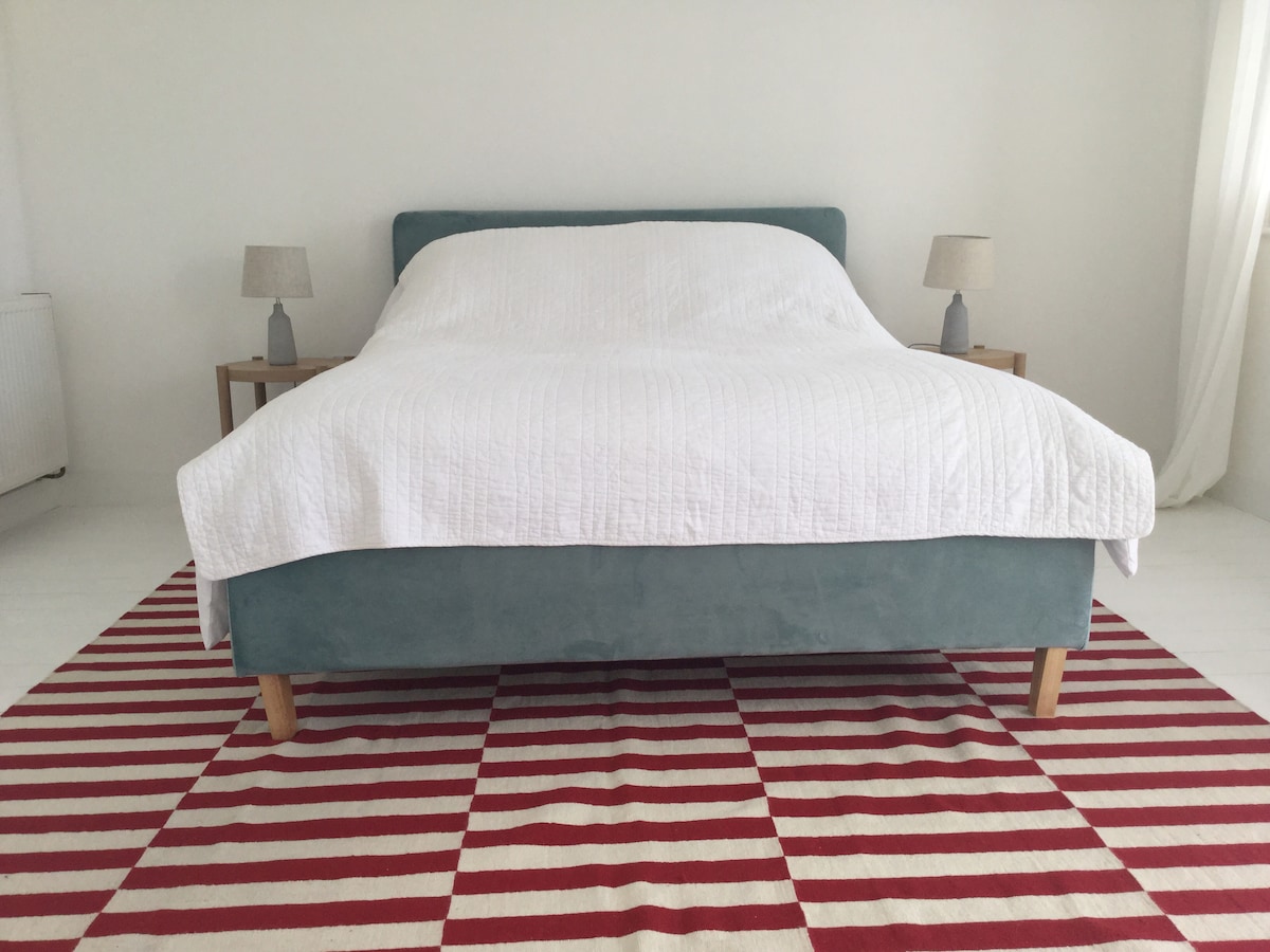 Una cómoda cama tamaño king .