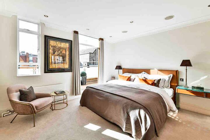 Sloane Street entrance, 2 bedrooms gallery image 4