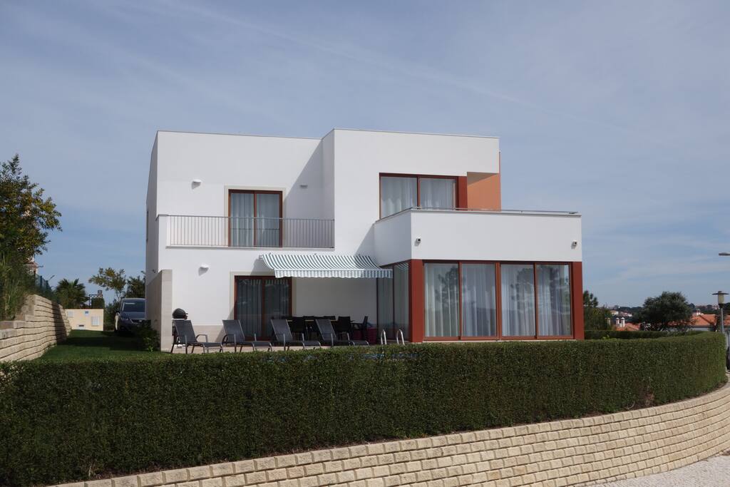 Private hedge around the pool and garden. Outside dining table with retractable sun cover