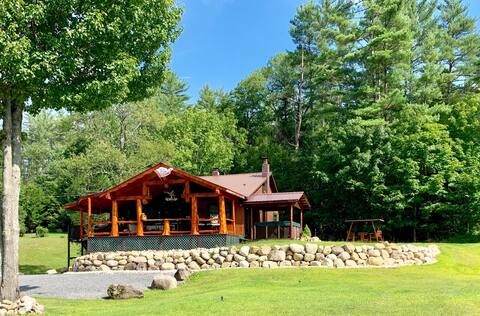 Lake House
Cabin next to lake with hot tub