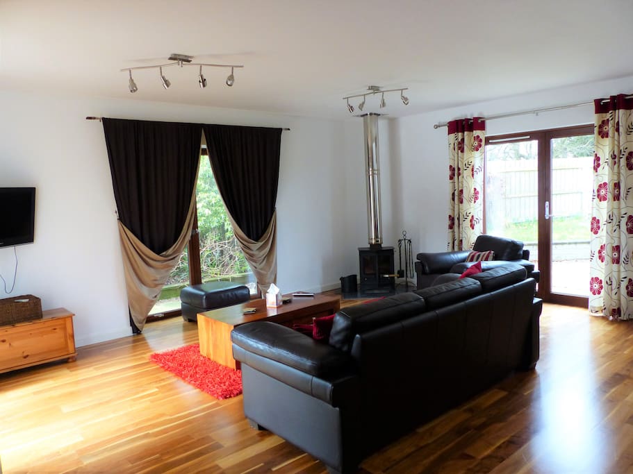 Open plan lounge\French doors to garden