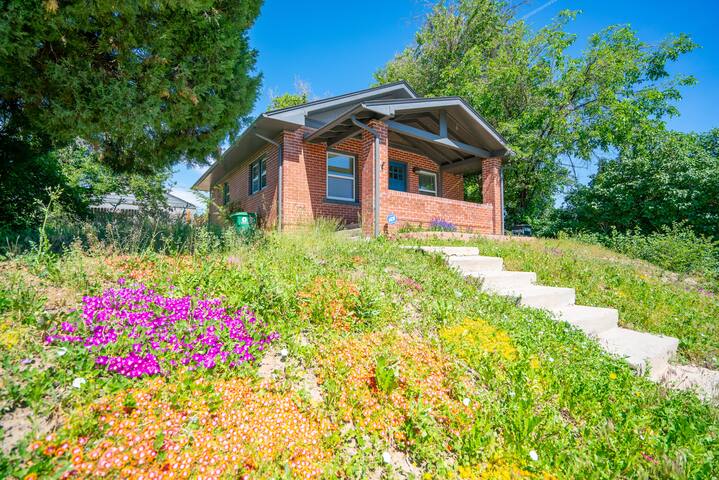 Cute Guest House and Suite near City Park!