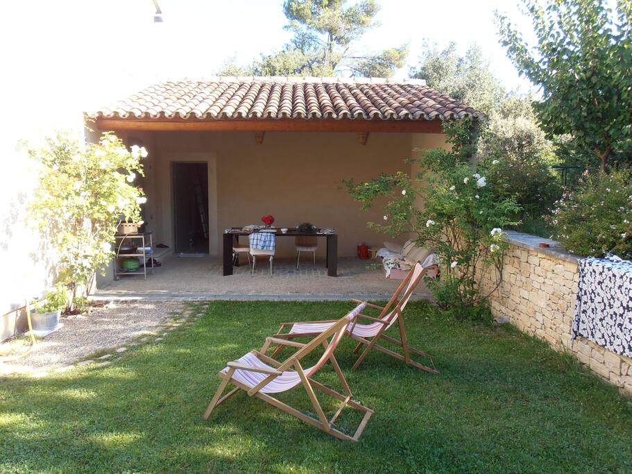 Idéal pour prendre vos repas à l'abri de la chaleur avec une jolie vue sur le Luberon.