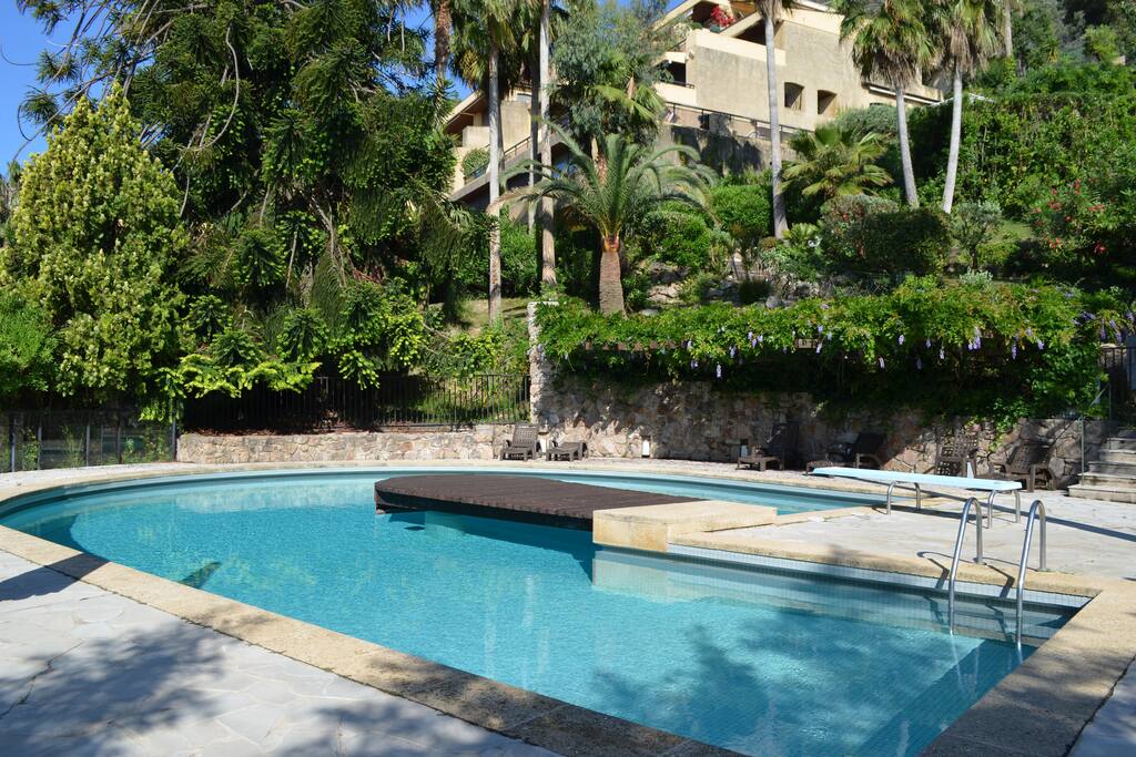 Piscine extérieure chauffée privée