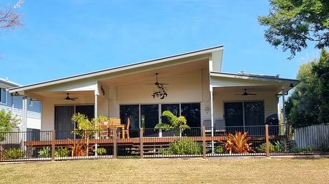Kingfisher House - Beachfront Toogoom, QLD