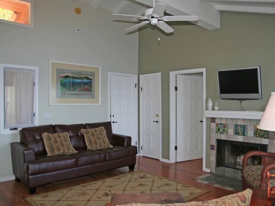 2-Hamilton Cove Villa 1-80_Living room_0233
