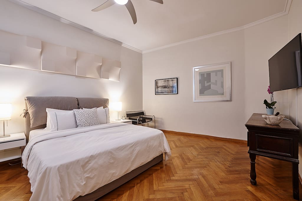 Master bedroom has a queen size bed and a 51” 4K Smart HDTV with cable (in English) & Netflix