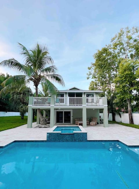 Coastal Getaway: 4BR Home - 5 Min to Jupiter Beach