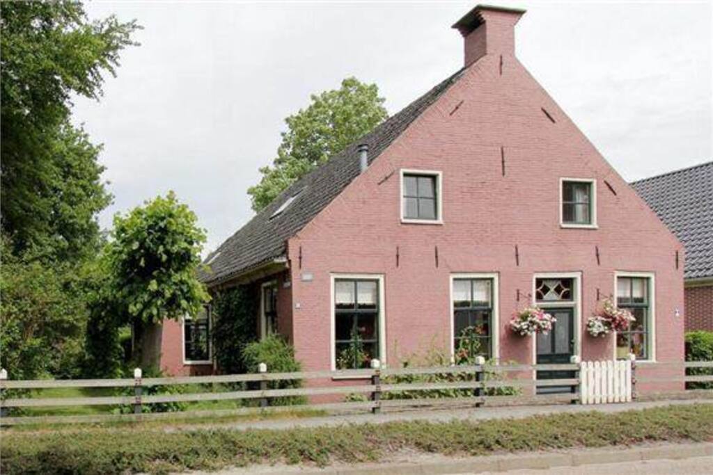 De slaap/zit kamer, achter de ramen op de eerste verdieping. De tweede slaapkamer zit aan de zijkant van het huis rechts op de eerste verdieping