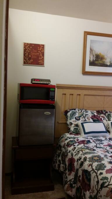 There's a mini fridge w/ complimentary drinks, microwave oven. ..guests can heat up take out food also a radio/alarm clock.