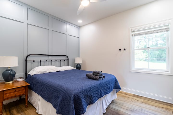 Este dormitorio construido a medida tiene un lavabo privado y tocador con enchufes convenientemente ubicados. 2 enchufes protegidos contra sobretensiones, multi grifo. Cada dormitorio tiene una opción de cerradura con teclado para tu seguridad. 