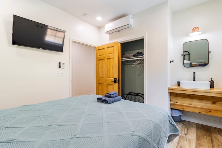 Este dormitorio construido a medida tiene un lavabo privado y tocador con enchufes convenientemente ubicados. 2 enchufes protegidos contra sobretensiones, multi grifo. Cada dormitorio tiene una opción de cerradura con teclado para tu seguridad. 