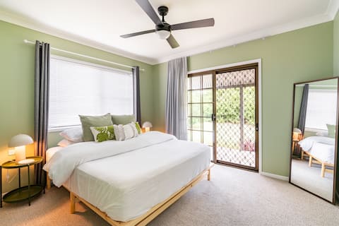 Tropical Escape -3 BED < Sleeps 6 + Private Pool