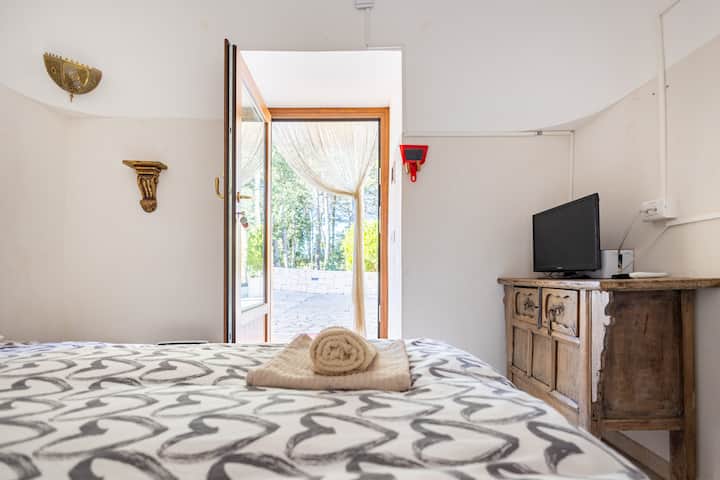 Trullo 1 s privatnim ulazom i kupaonicom. Smart TV, klima, grijanje i zvučni sustav Sonos. Tempur zdravstveni jastuk.