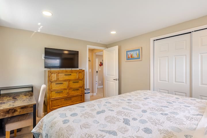 舒适的加大双人床、大衣柜、智能电视和工作区。