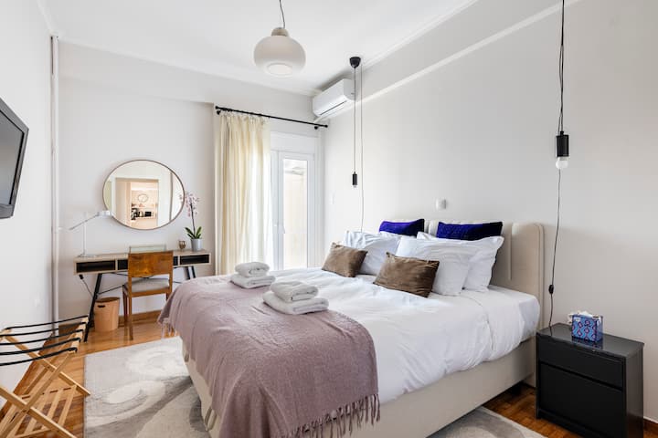 Chambre donnant sur une belle petite zone à l'arrière de l'immeuble, offrant un maximum de paix et de tranquillité