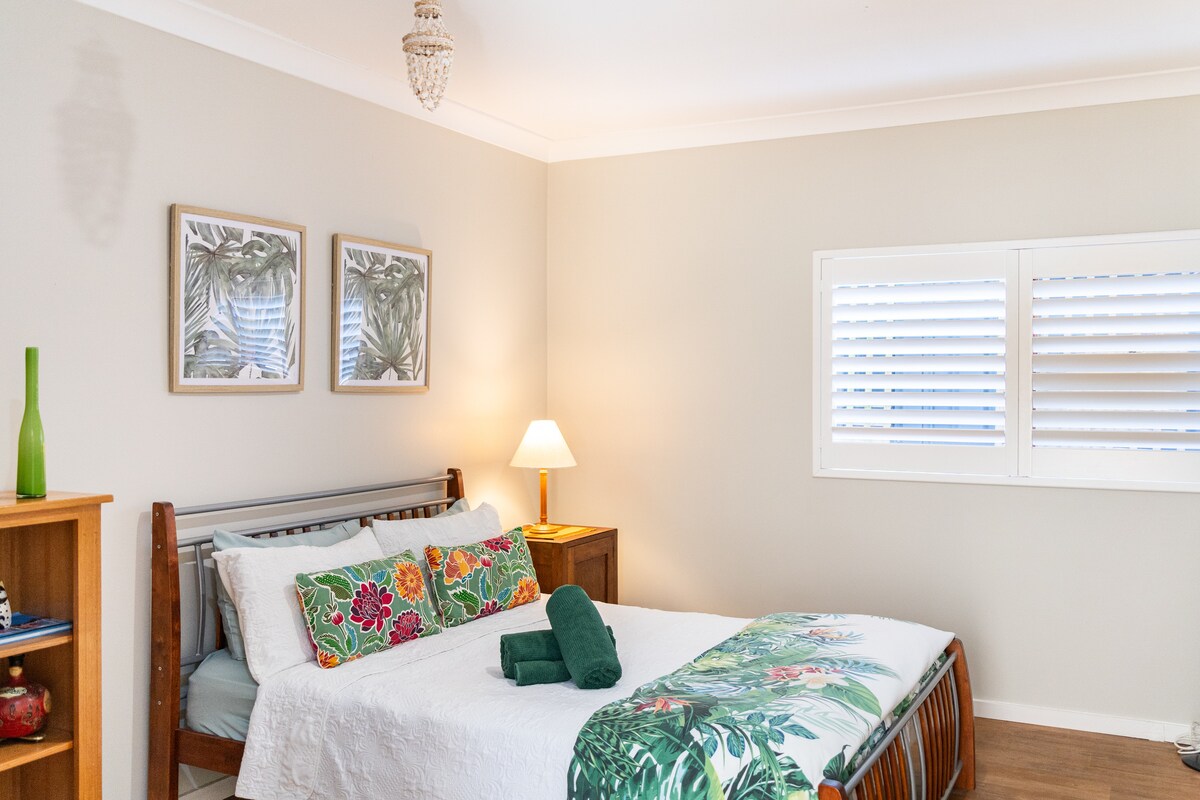 楼下带衣柜的宽敞第二间卧室