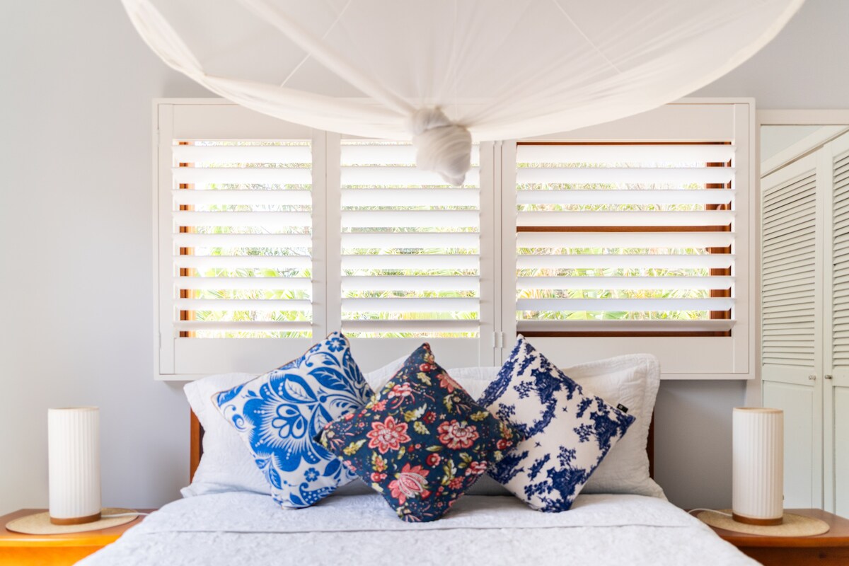 楼上的主卧配有阳光明媚的独立阳台和套内卫生间