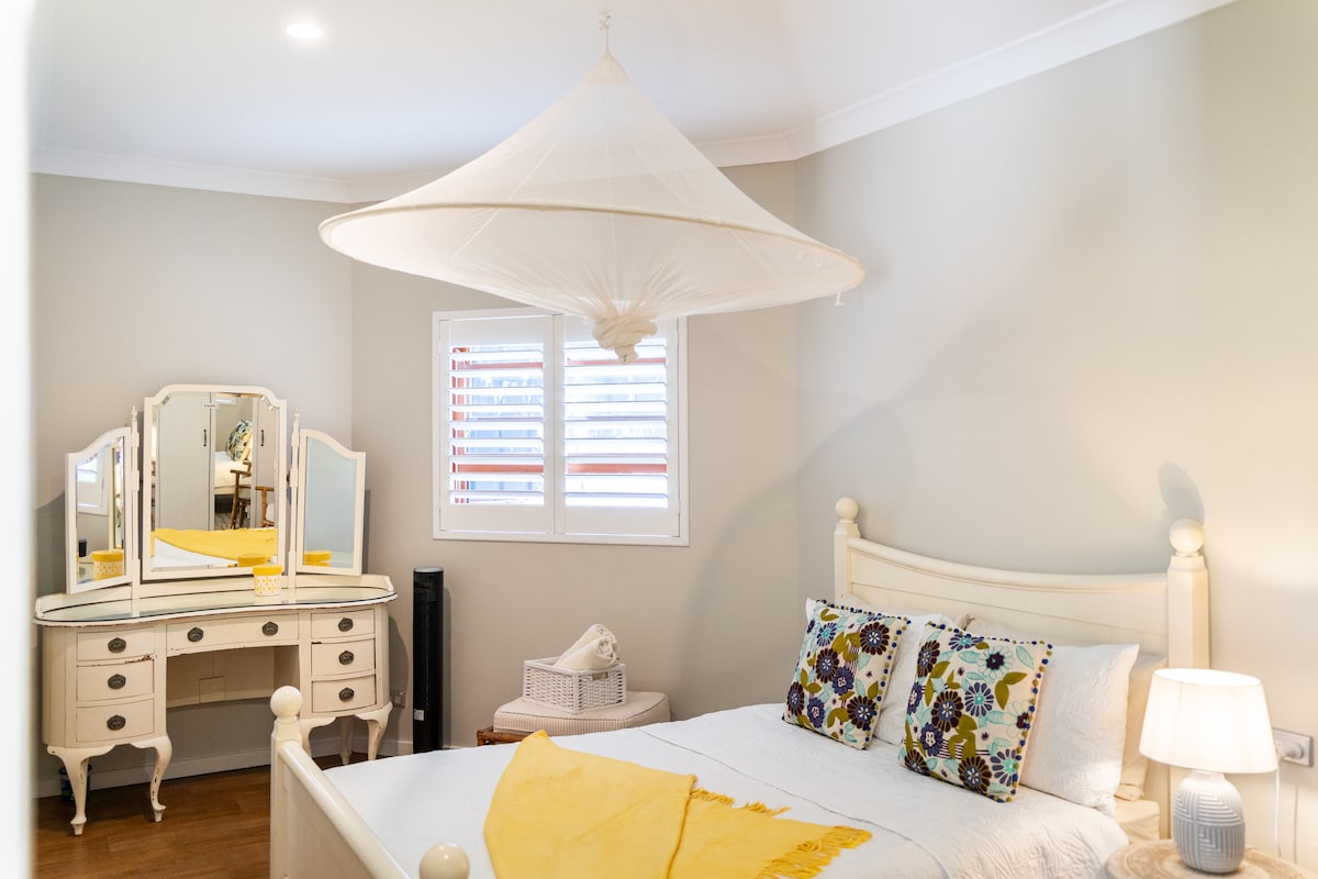 舒适的第三间卧室配有双人床和挂衣橱的橱柜