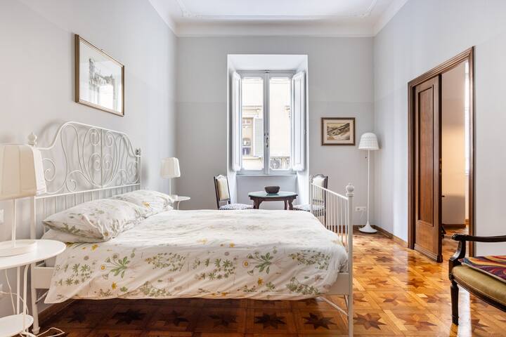 Charming 3 BR in Spanish Steps WiFi gallery image 4