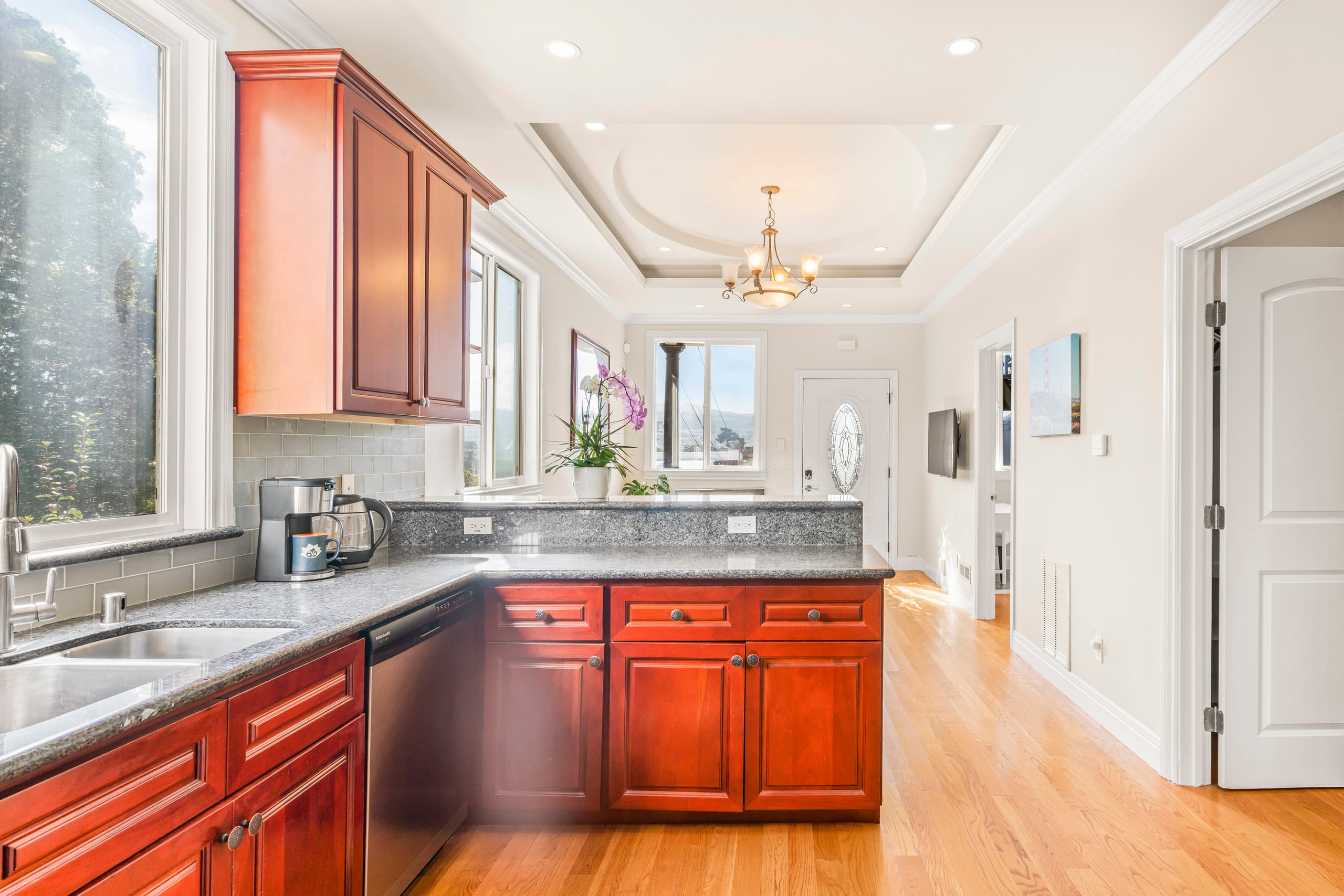 Home in San Francisco · ★4.98 · 2 bedrooms · 2 beds · 2 baths - Image 8