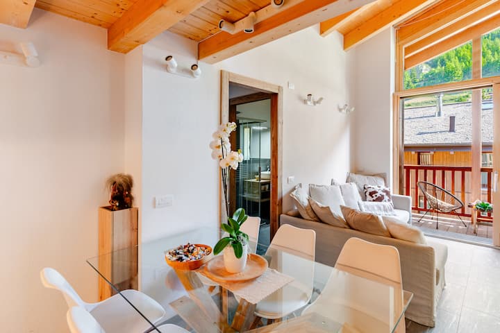 Luminosissimo living con divano letto ad angolo ed accesso al balcone panoramico ☀️