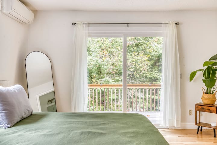 Emerald Heights Retreat near hiking trail 5BD/3BTH gallery image 5