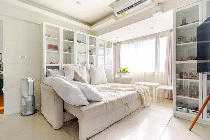 Stylish Elevator 3BR near Daan Park | For Families gallery image 3