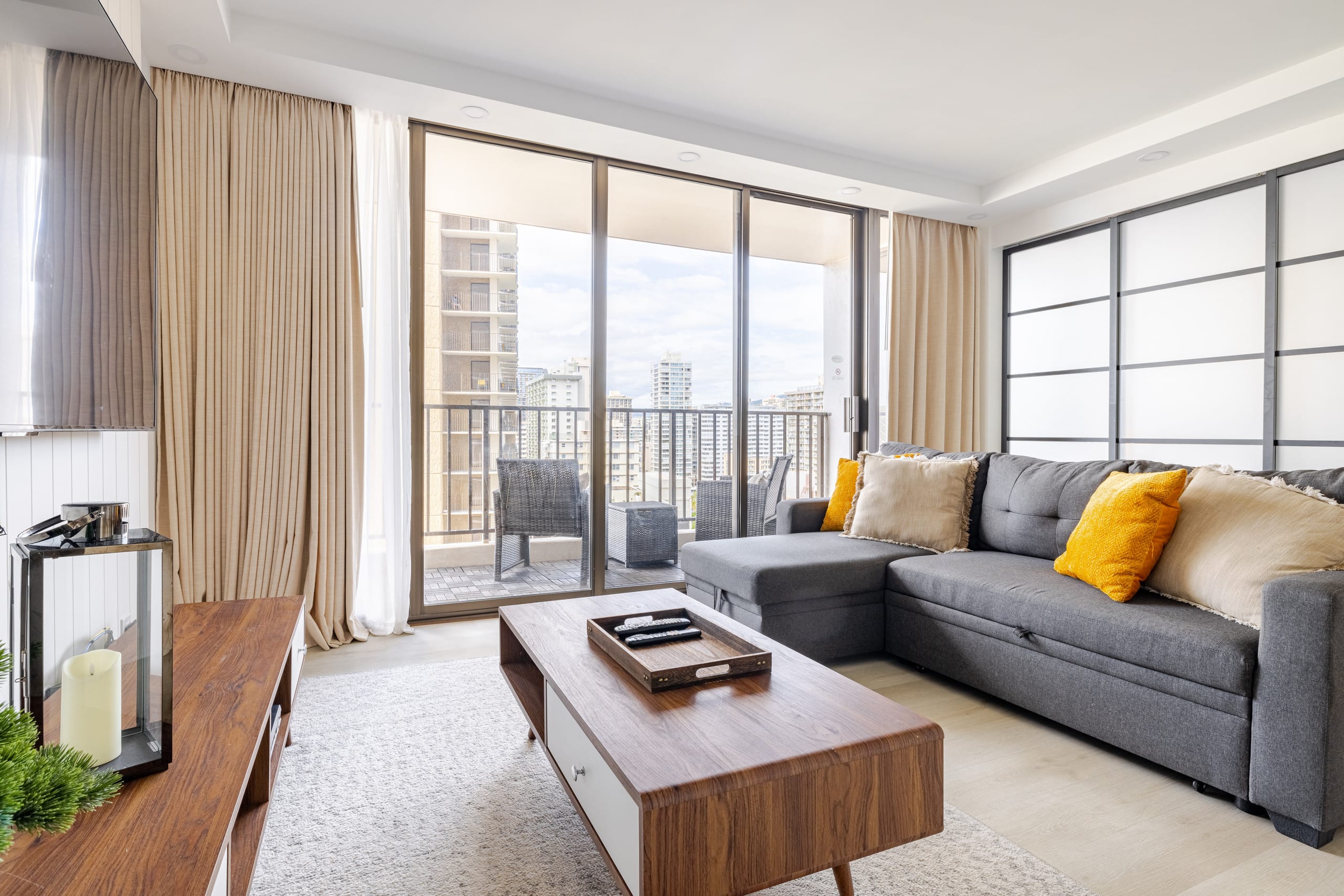 Modern Waikiki Banyan w/Parking. Walk to Beach! - Image 1
